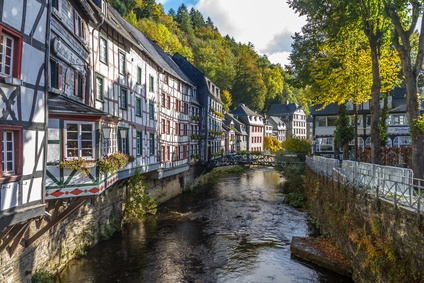 Monschau, Fachwerkhäuser am Fluss